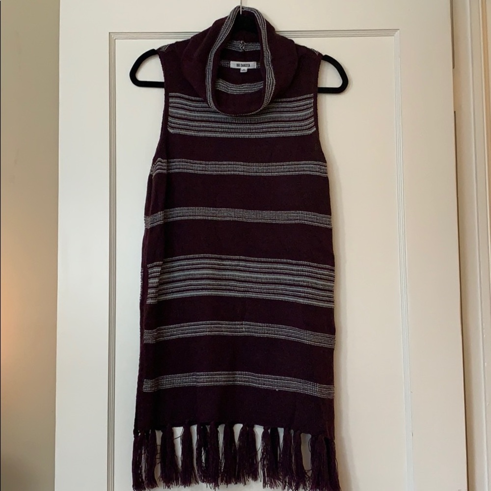Sleeveless crown neck sweater with tassels